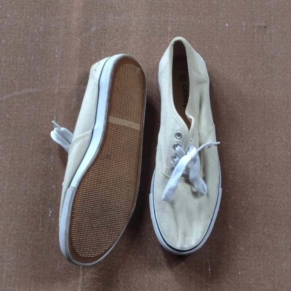 Shoes - Picture 2 of 3